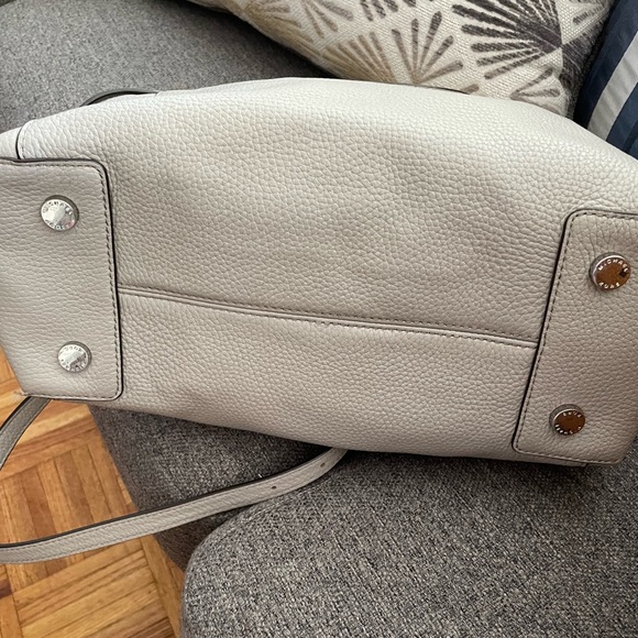 Michael Kors satchel purse in light gray with removable shoulder strap - Picture 3 of 6